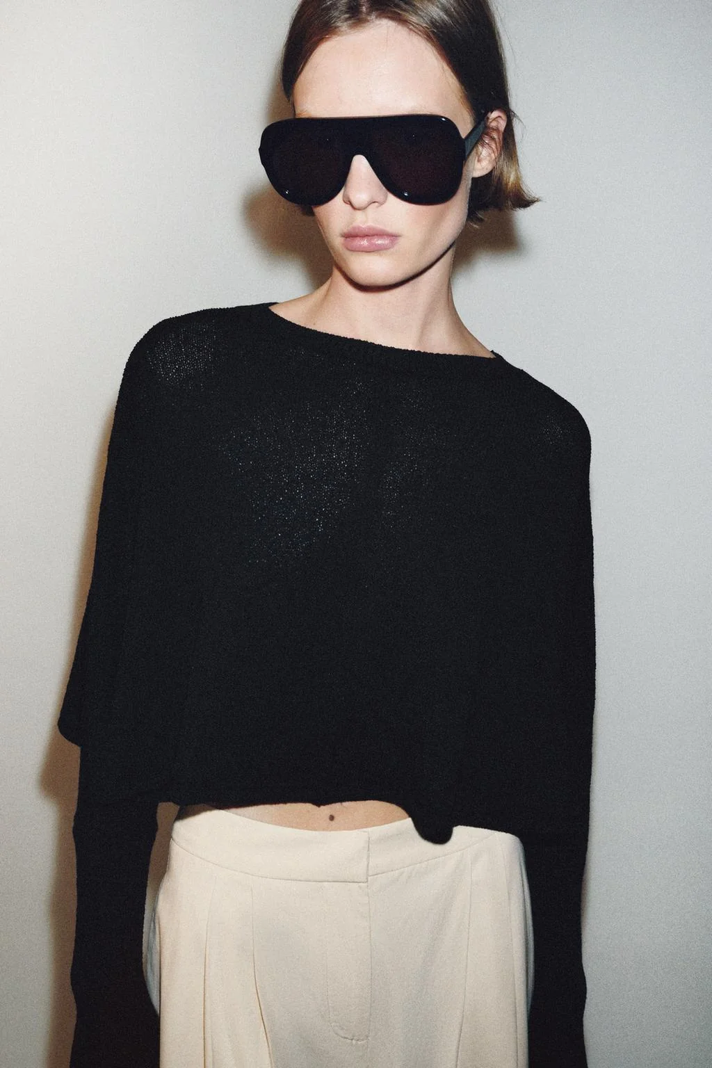 Короткий трикотажный свитер с рукавами-летучими мышами