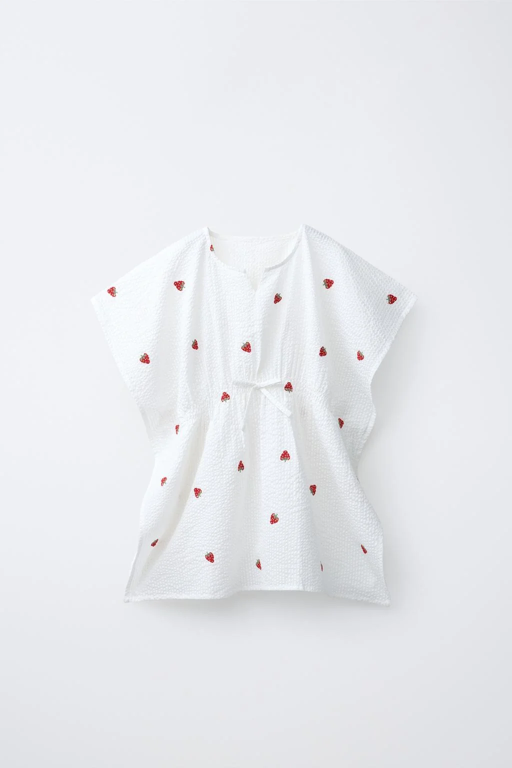 Кафтан с вышивкой клубничный