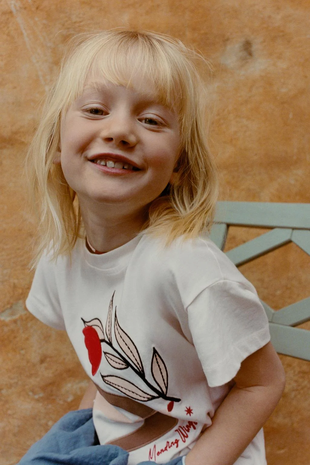 Футболка с вышитой нашивкой — Предназначено для младших возрастов