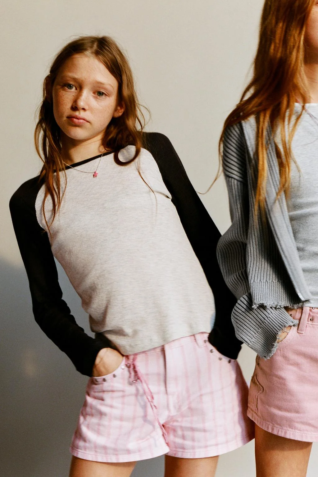 Джинсовые шорты-бермуды в полоску с заклёпками