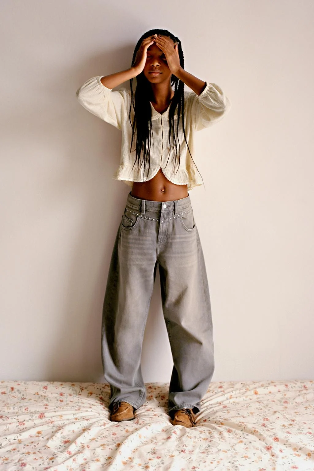 Джинсы бочонок с заклёпками