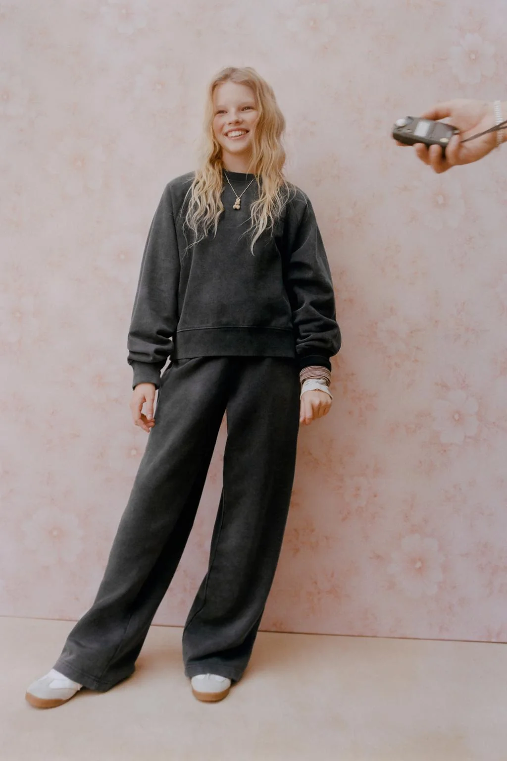 Брюки с широкими штанинами с эффектом потёртости — Леггинсы и спортивные штаны