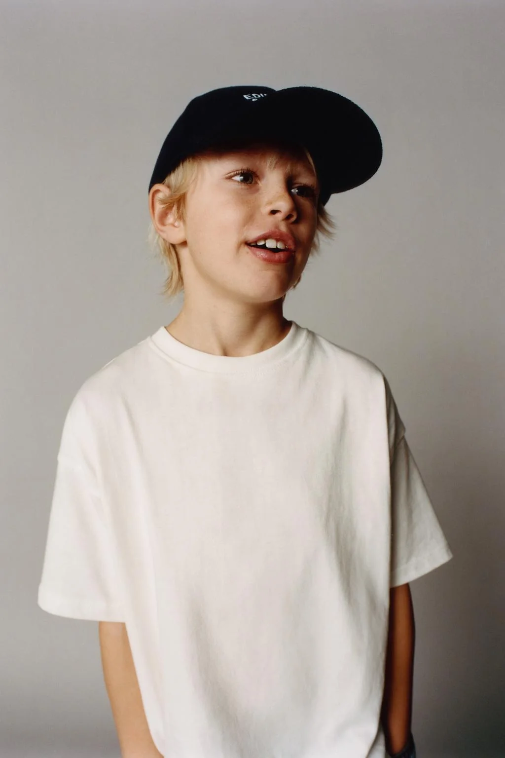 Однотонная футболка