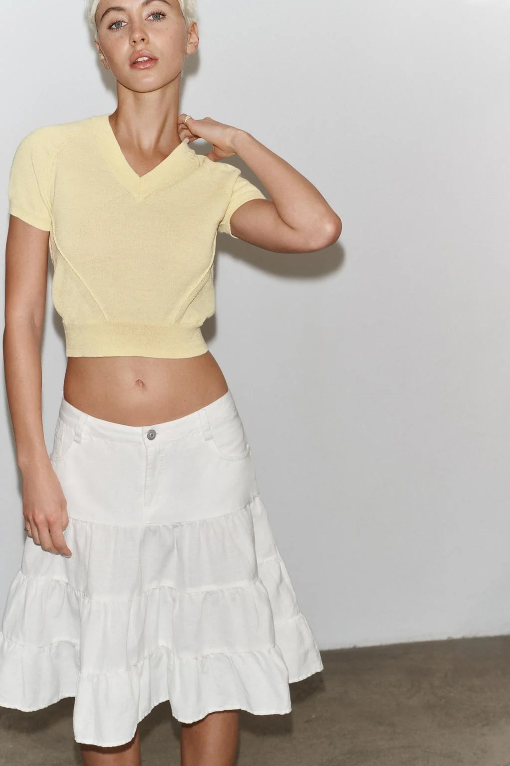 Трикотажный топ с коротким рукавом и вырезом