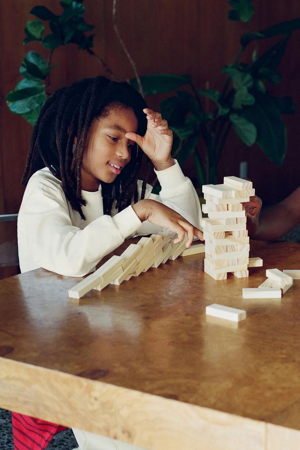 Базовая футболка с текстом и ярлыком — КЛУБ ЧУДЕСНЫХ ДЕТЕЙ