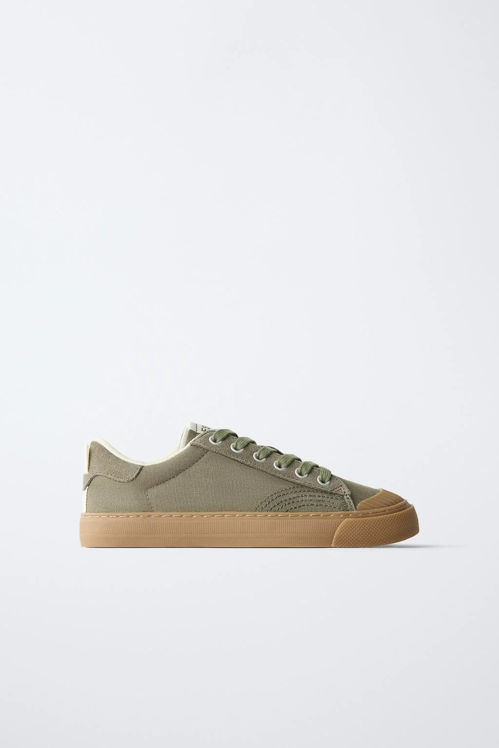 Кроссовки с контрастной отделкой