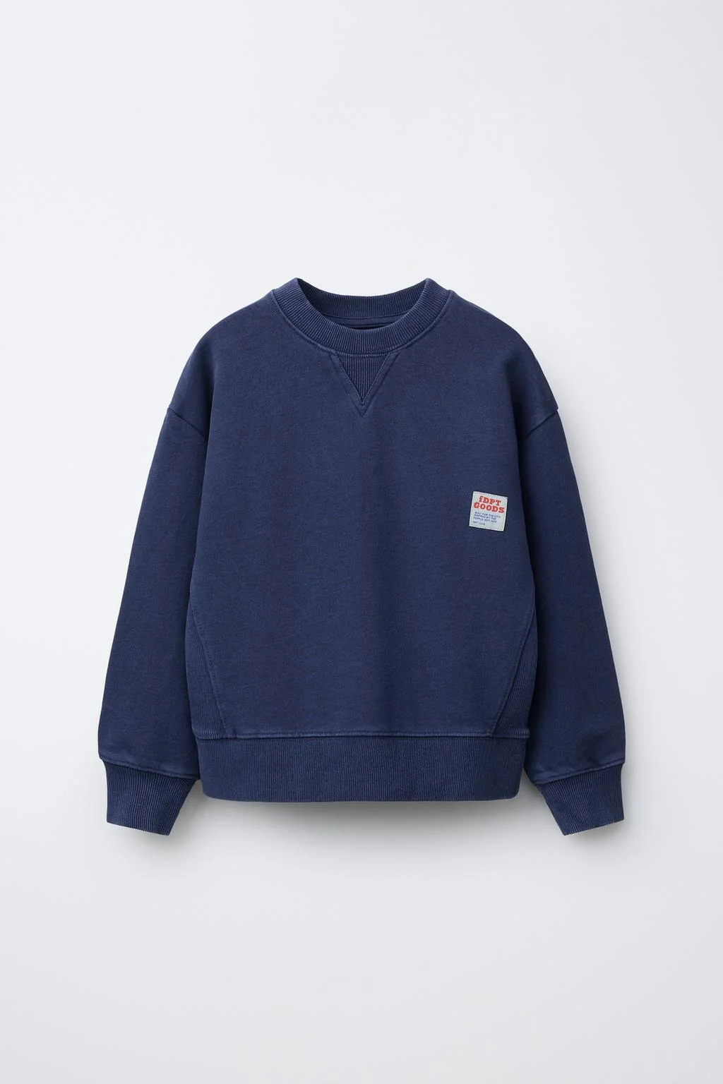 Свитшот с красителем для одежды и ярлыком