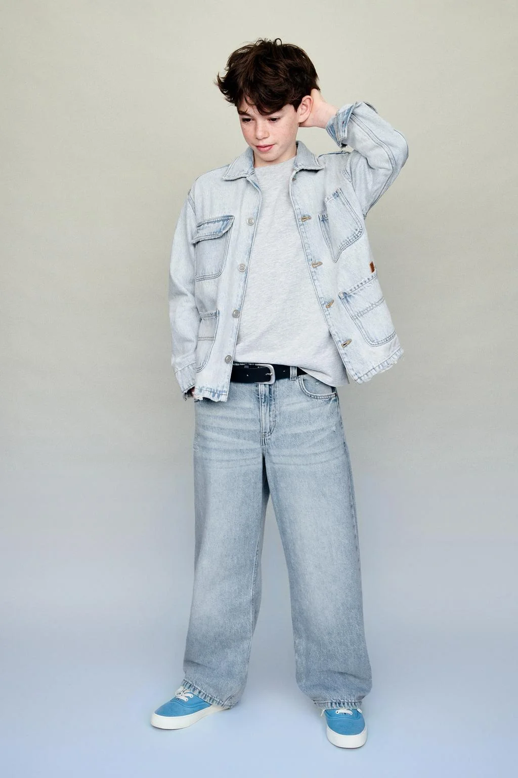 Джинсы с широкими штанинами и вышивкой