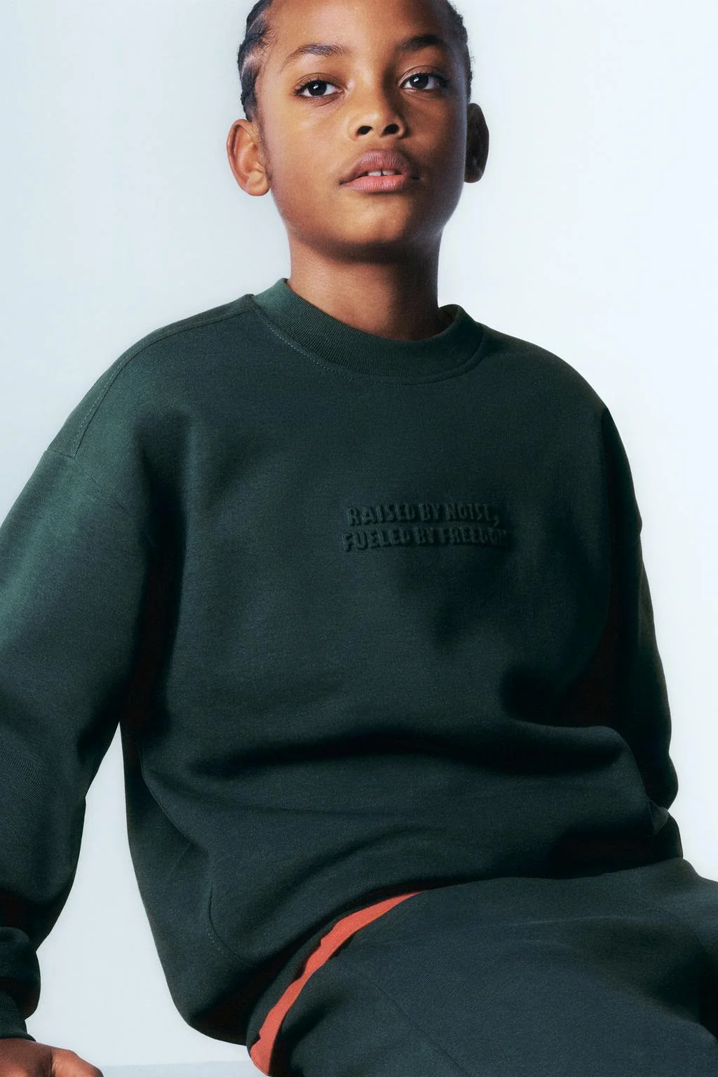 Комплект из свитшота с тисненым текстом и джоггеров — Комплекты