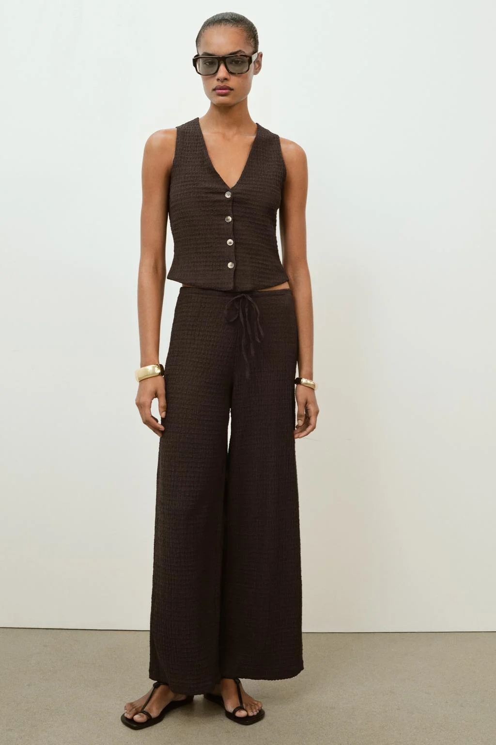 Топ в стиле жилета с текстурой и пуговицами