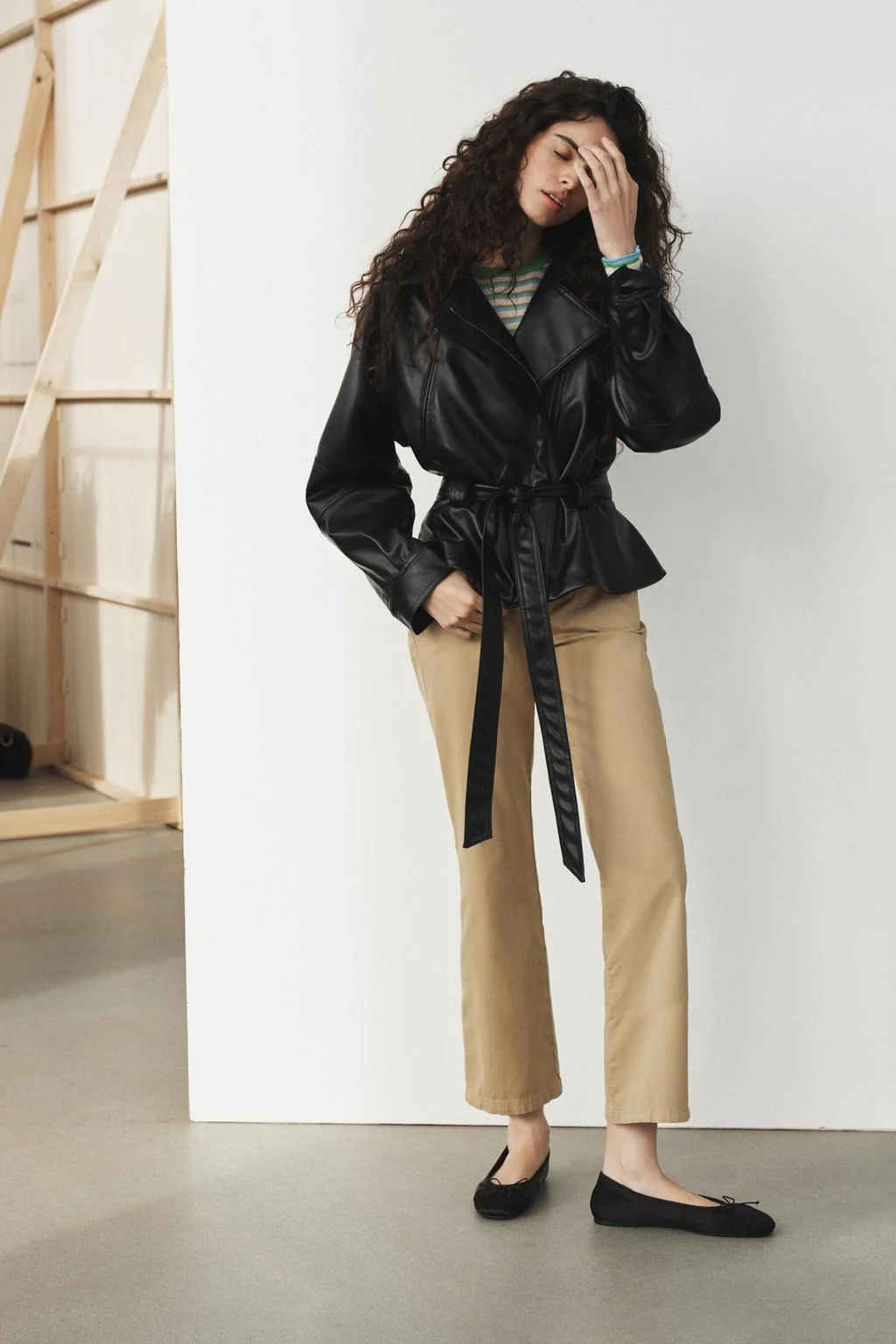 Куртка с поясом из искусственной кожи