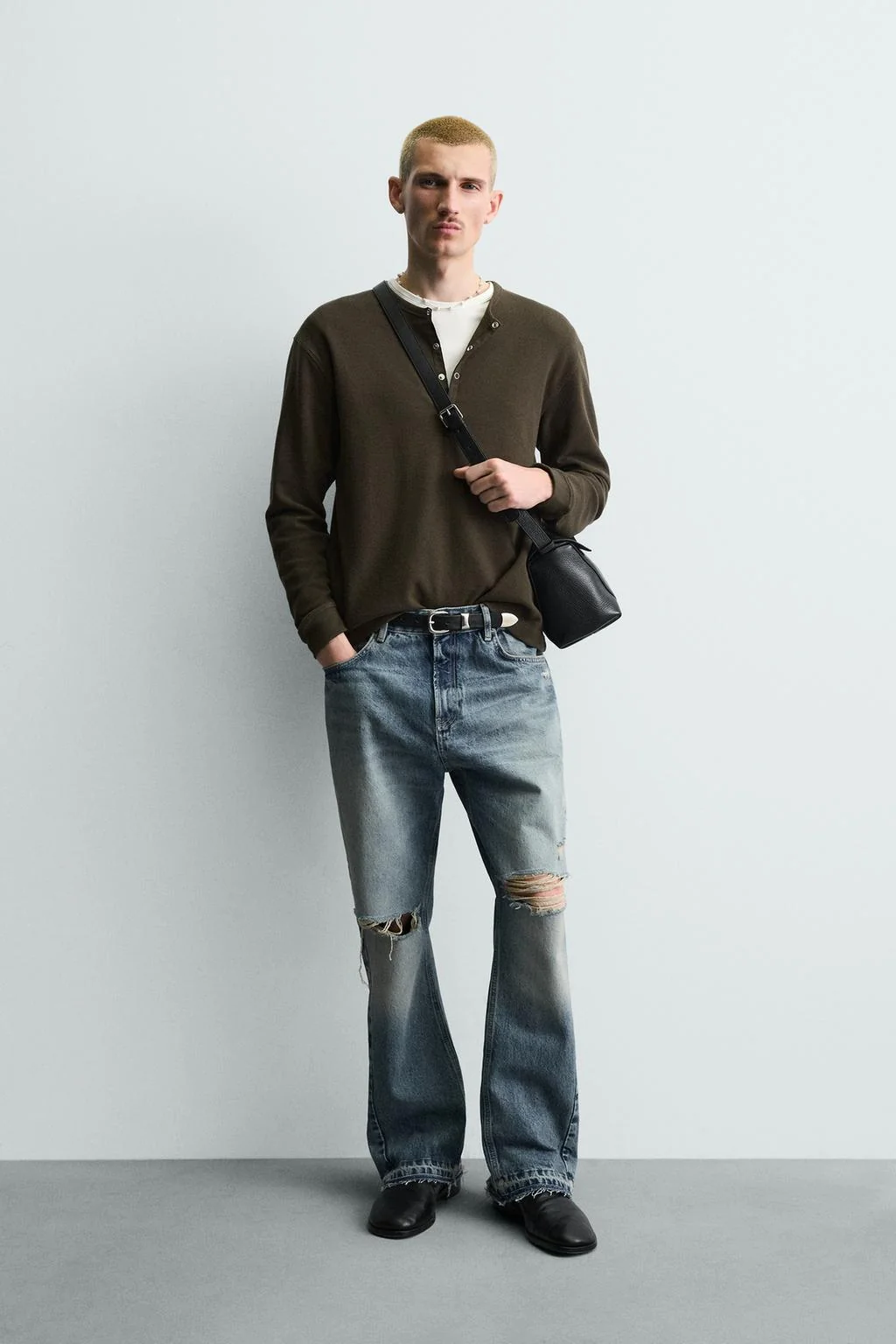 Джинсы с разрезами и расклешённым низом