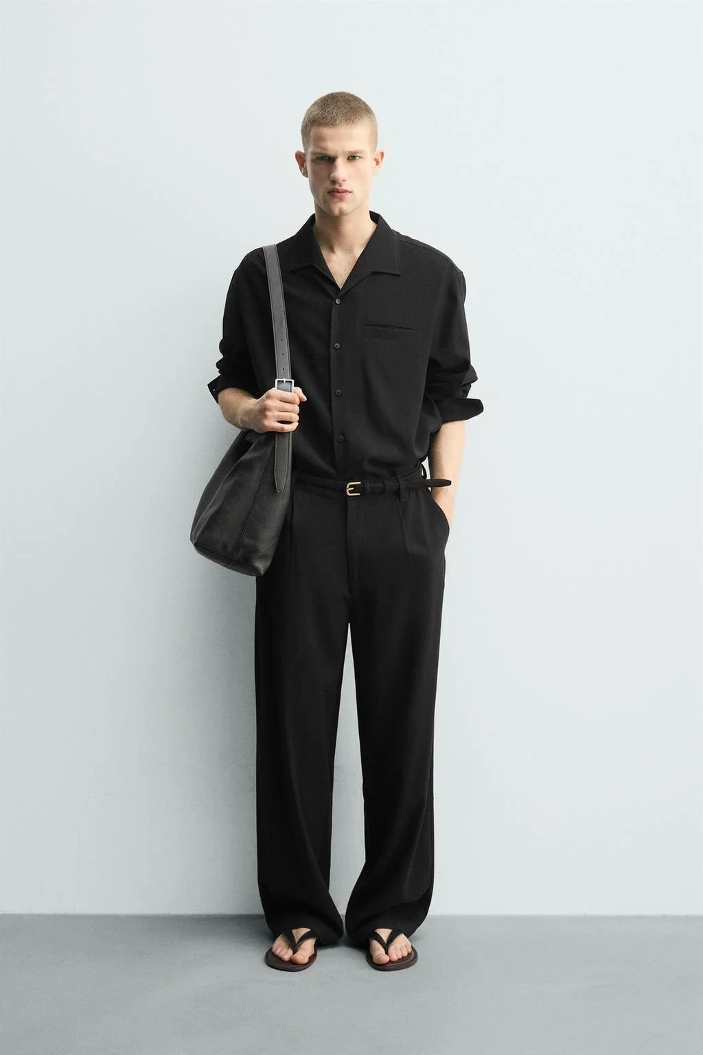 Рубашка свободного кроя с плавными линиями