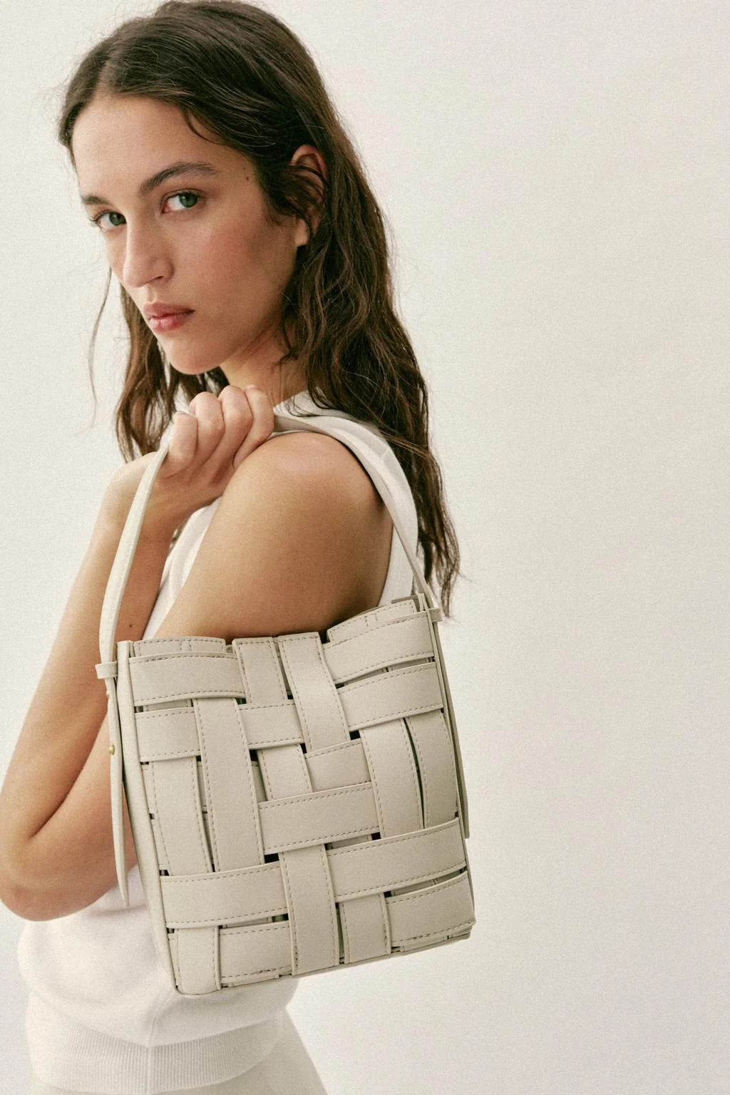 ПЛЕТЁНАЯ СУМКА-ТРУССАРД — Женское