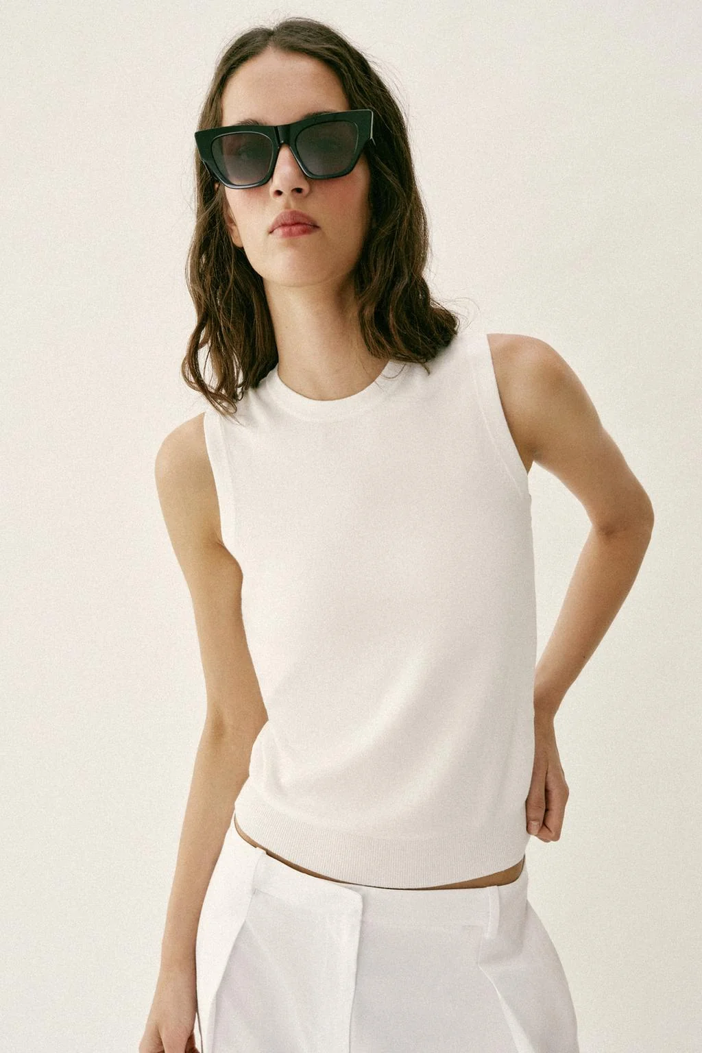 БЕЗРУКАВНАЯ ВЯЗАНАЯ БЛУЗКА — Женское