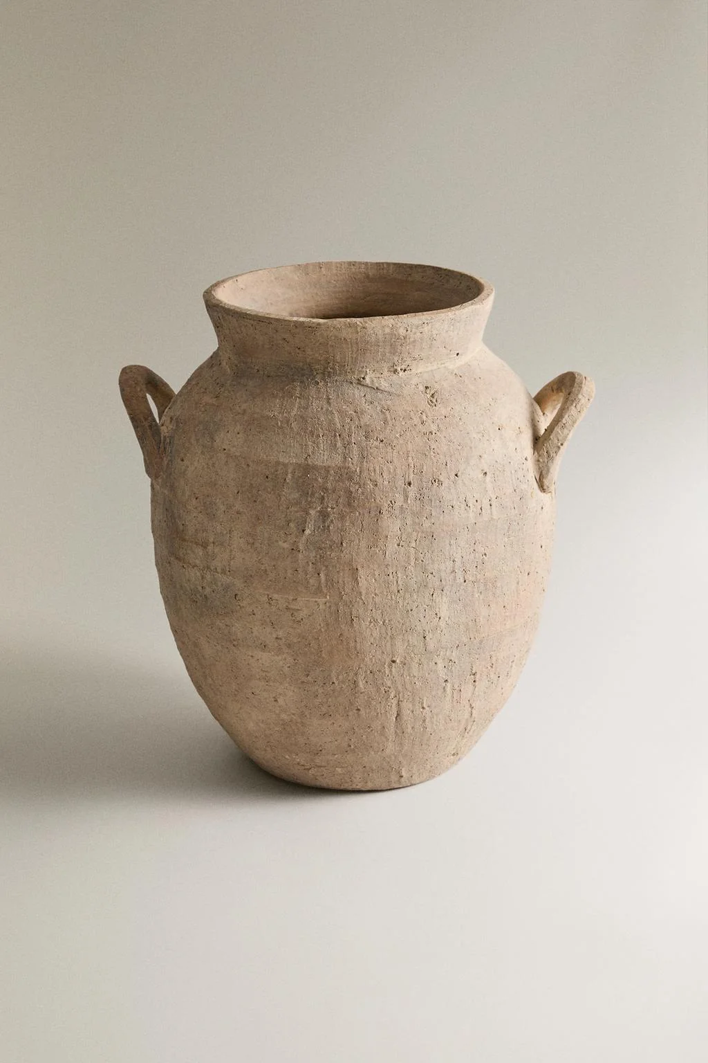 Ваза из текстурированной глины с ручками