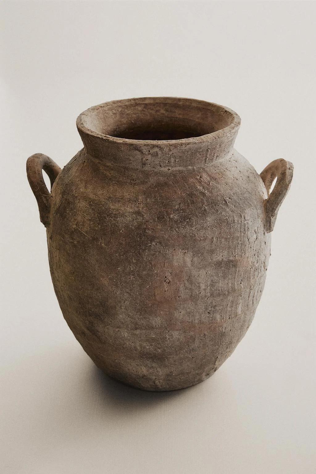 Ваза из текстурированной глины с ручками