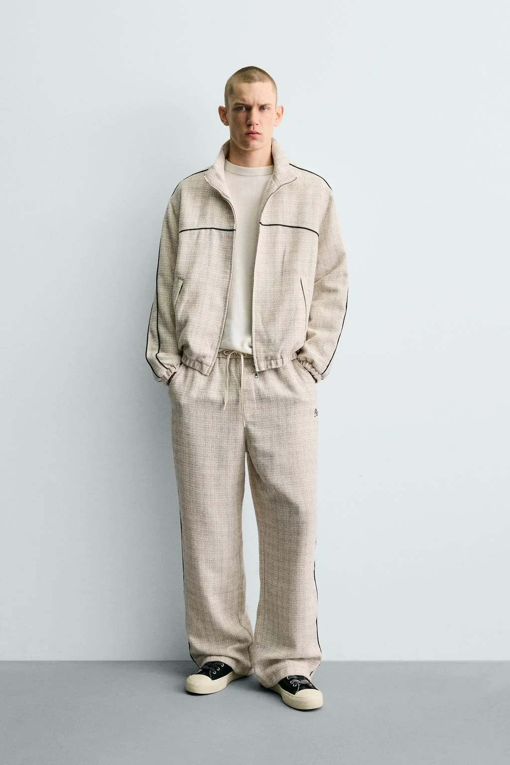 Куртка объёмного кроя с текстурой и контрастной отделкой