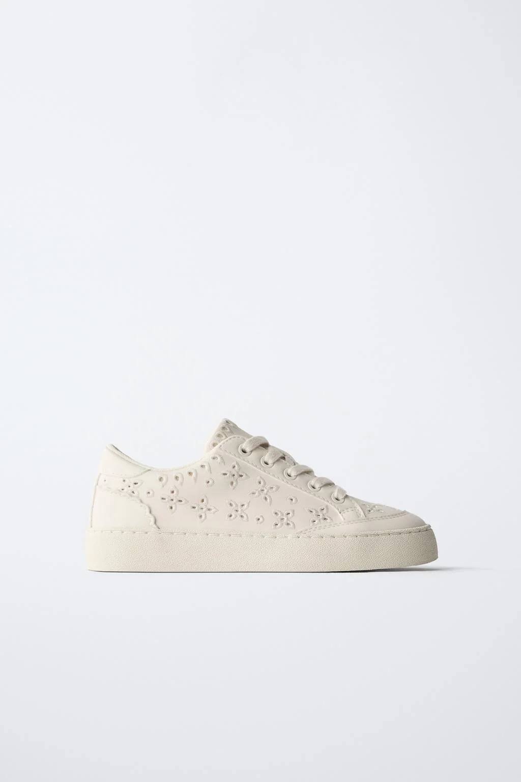 Кроссовки с вырезами