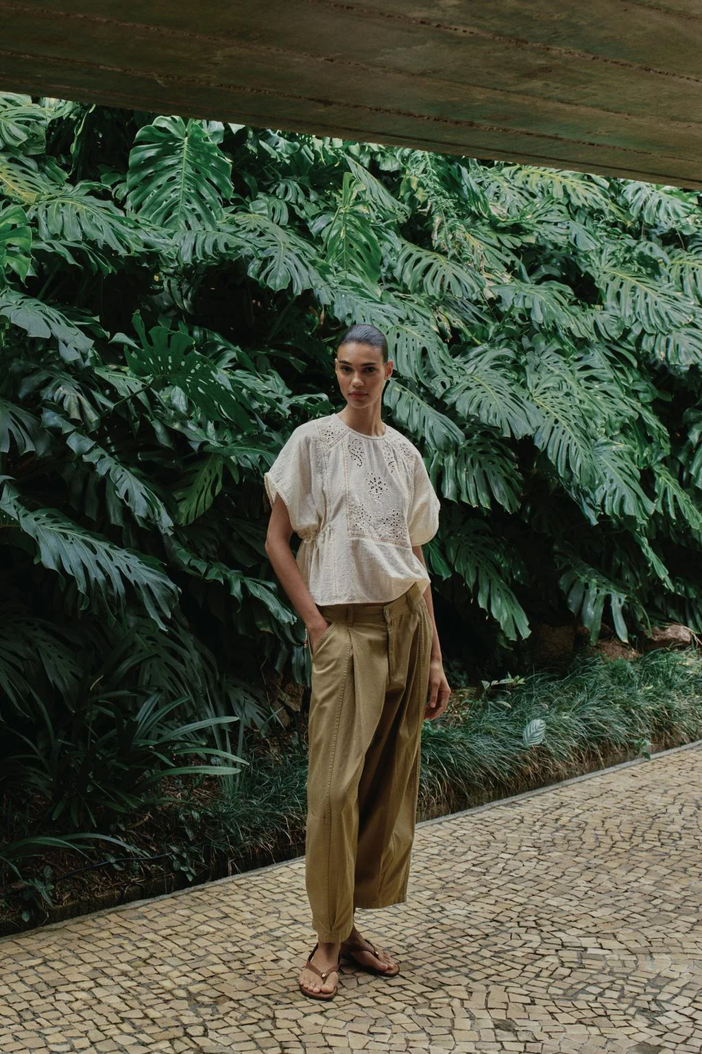 Топ с вышивкой и завязками сбоку