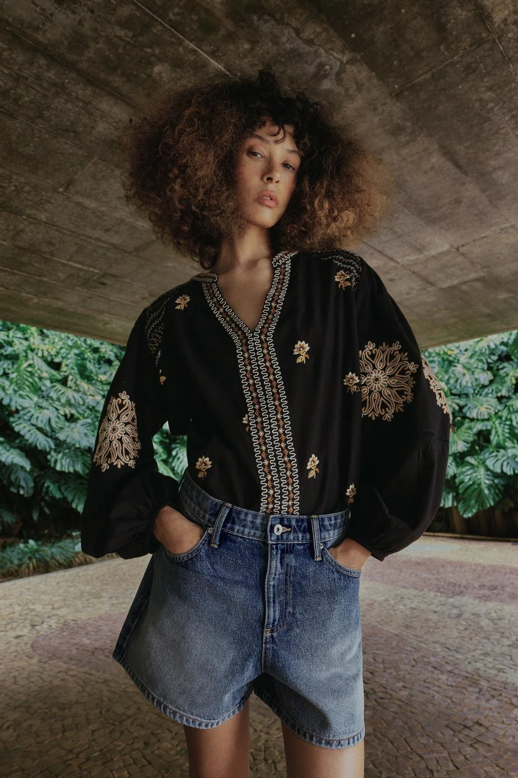 Вышитая блузка с цветочным узором