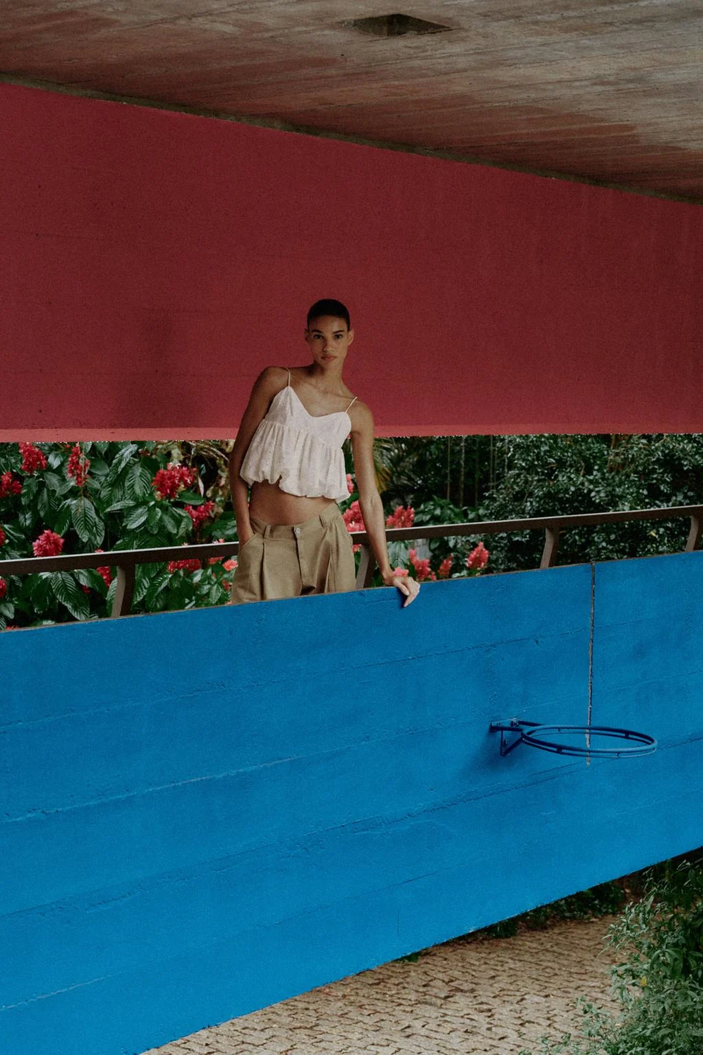 ТОП С ПУШИСТЫМИ РУКАВАМИ И ВЫШИВКОЙ С РЕЗНЫМИ УЗОРАМИ