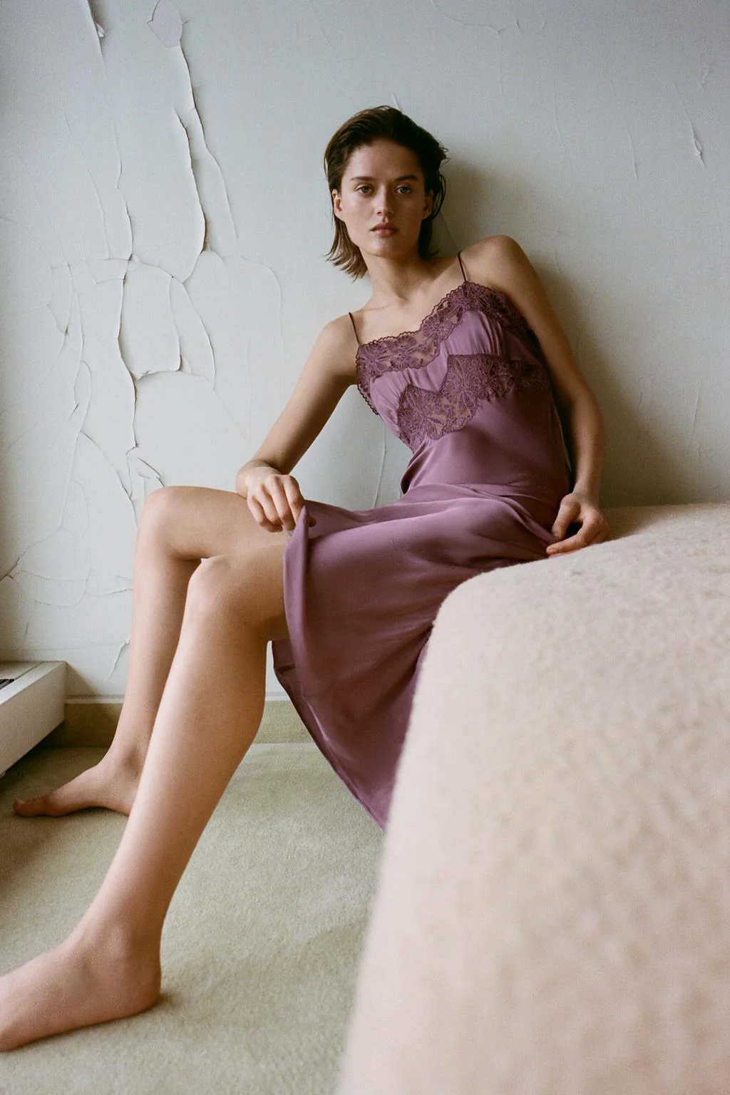 ПЛАТЬЕ ИЗ ШЕЛКА С КРУЖЕВНЫМИ ВЫШИВКАМИ