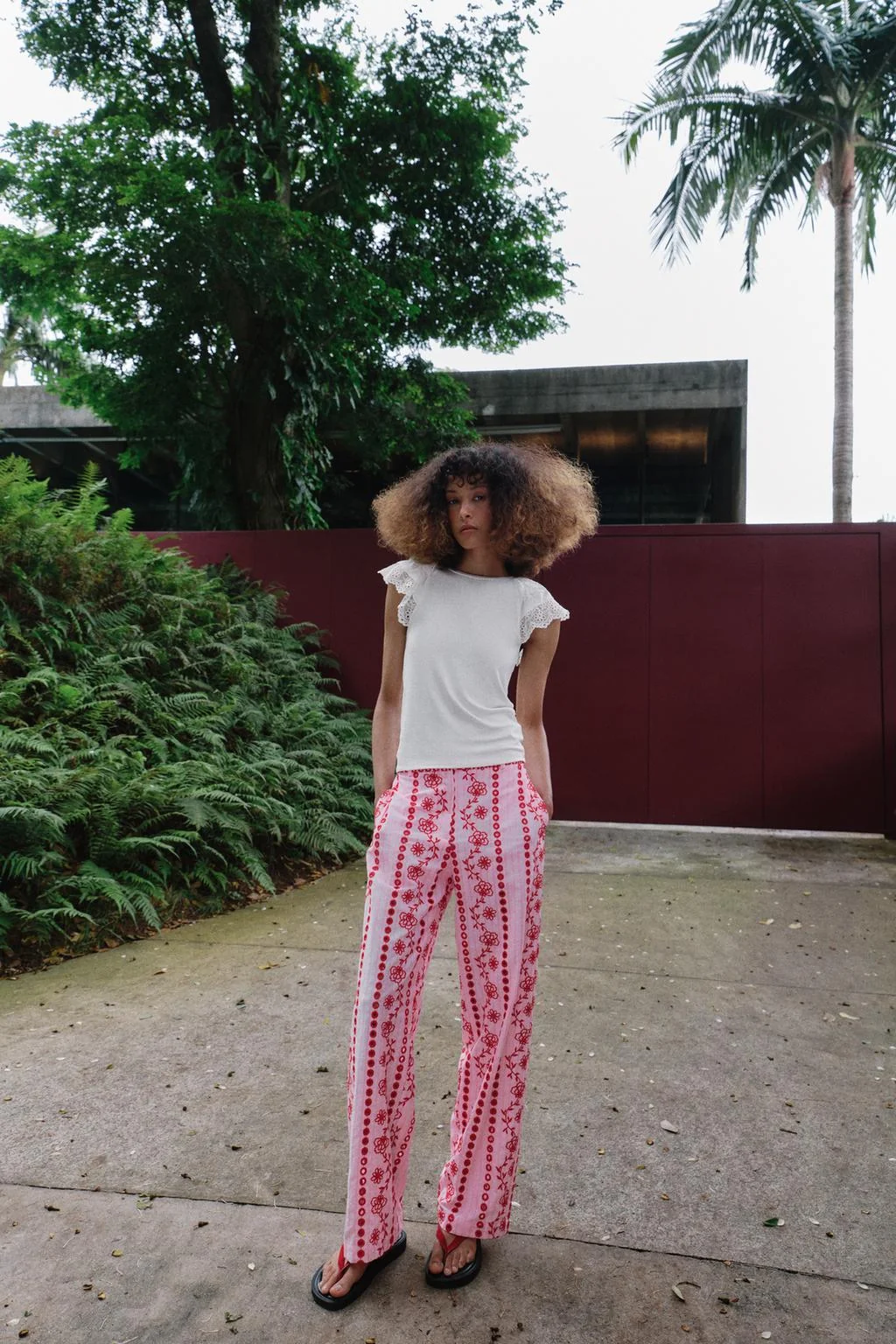 Вышитая футболка с короткими рукавами