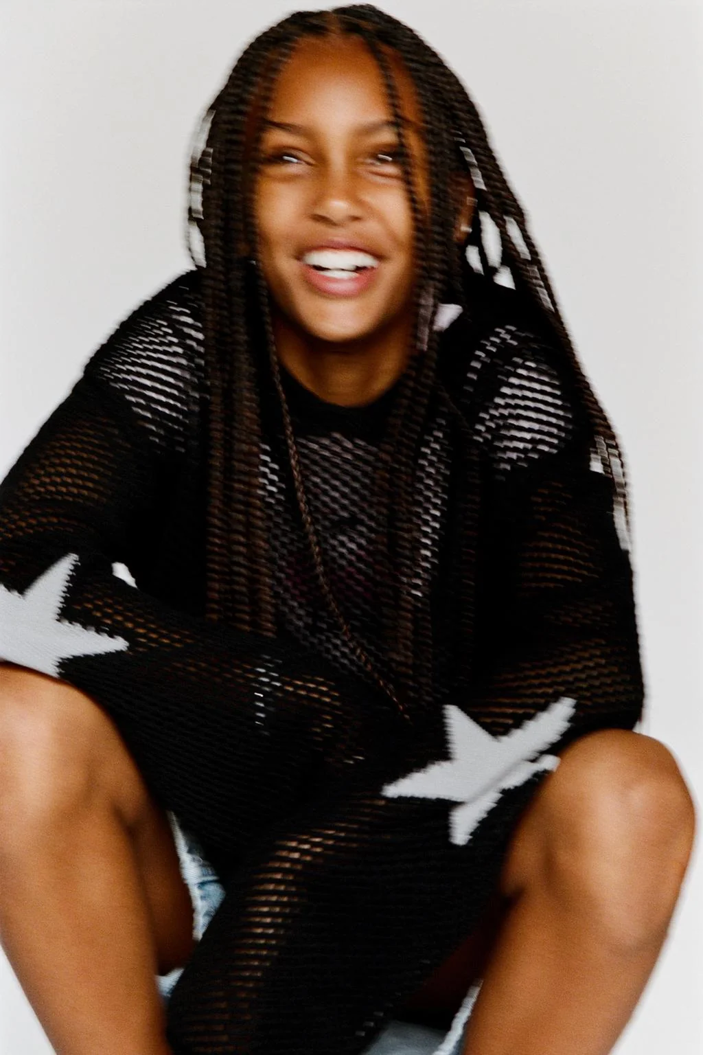 Трикотажный свитер с капюшоном и звездой