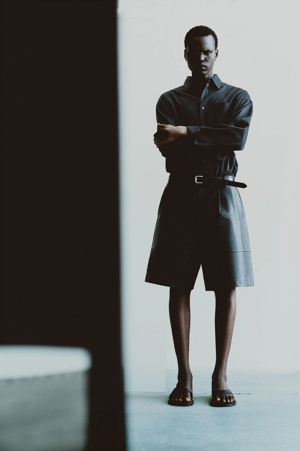 Шорты-бермуды из кожи свободного кроя с складками