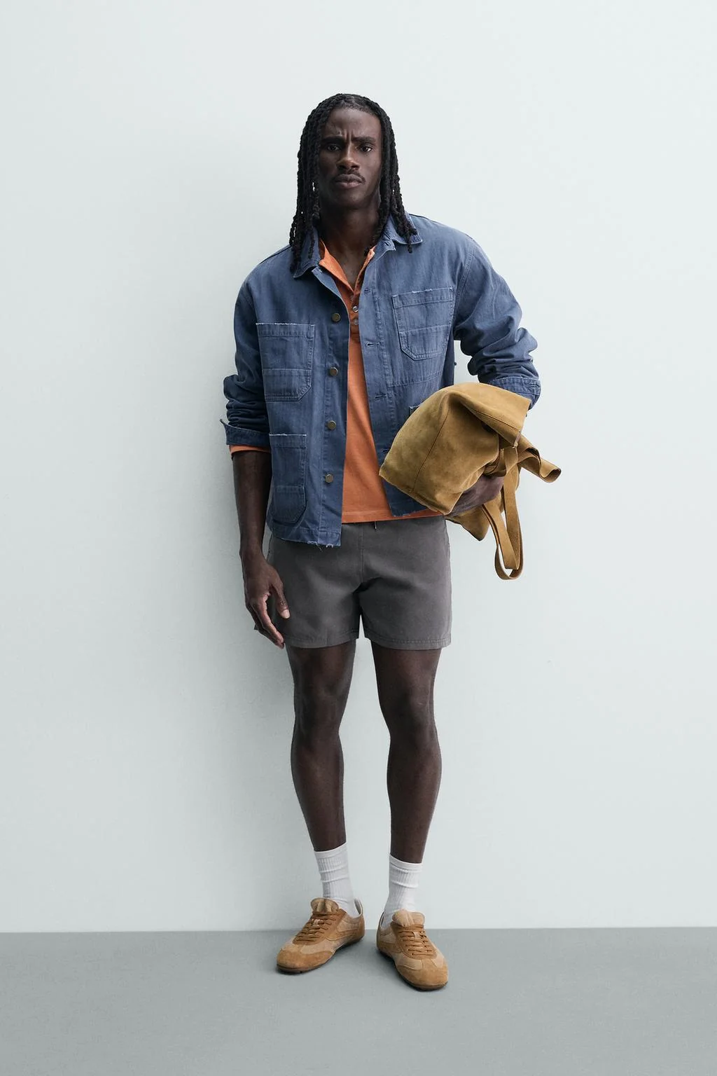 ЗВЁЗДНАЯ НАКЛЕЙКА НА РУБАШКЕ С ДОПОЛНИТЕЛЬНЫМ ВОРОТНИЧКОМ