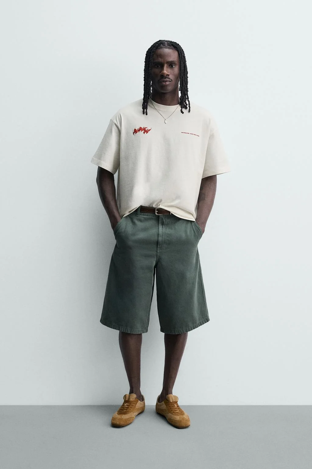 ФУТБОЛКА С КОНТРАСТНЫМ ПРИНТОМ