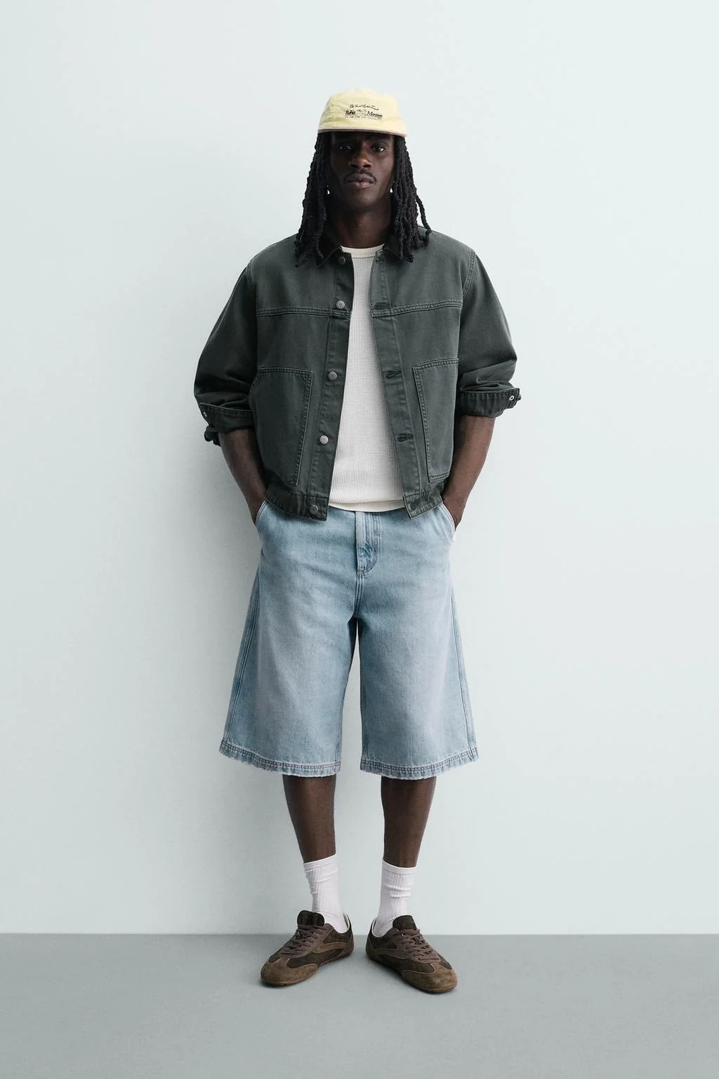 ДЖИНСОВАЯ КУРТКА С КОНТРАСТНЫМ ВОРОТНИКОМ