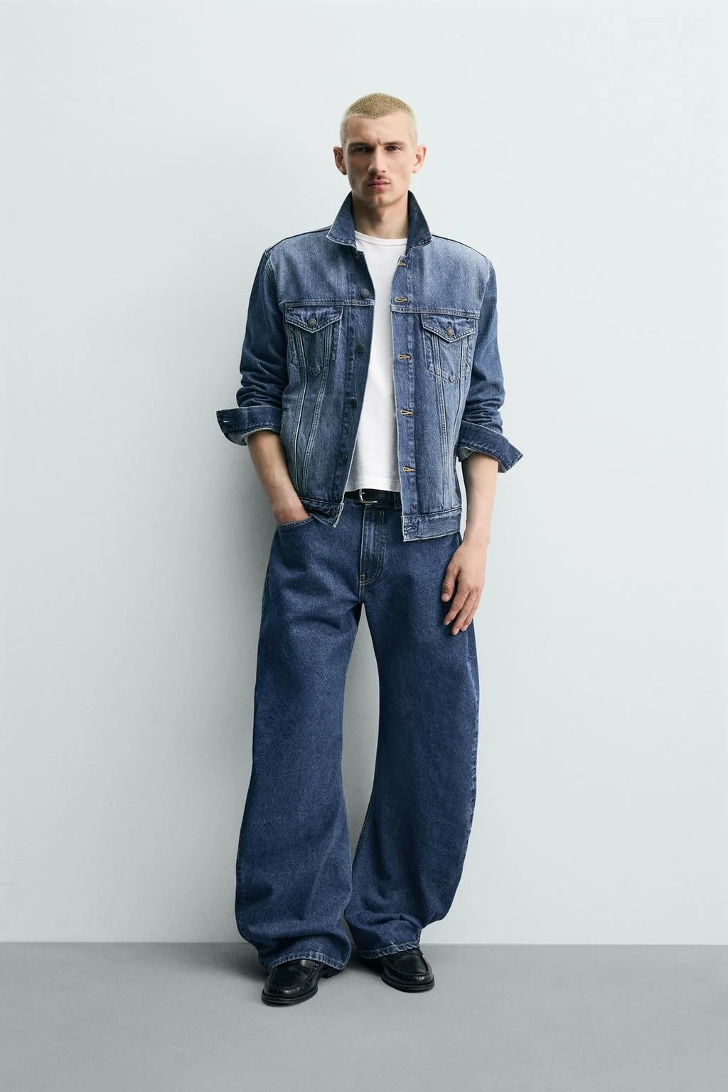 ДЖИНСЫ С ПОЛУПРИЛЕГАЮЩИМ СИДЕНИЕМ И СКРУЧЕННЫМ ШВОМ