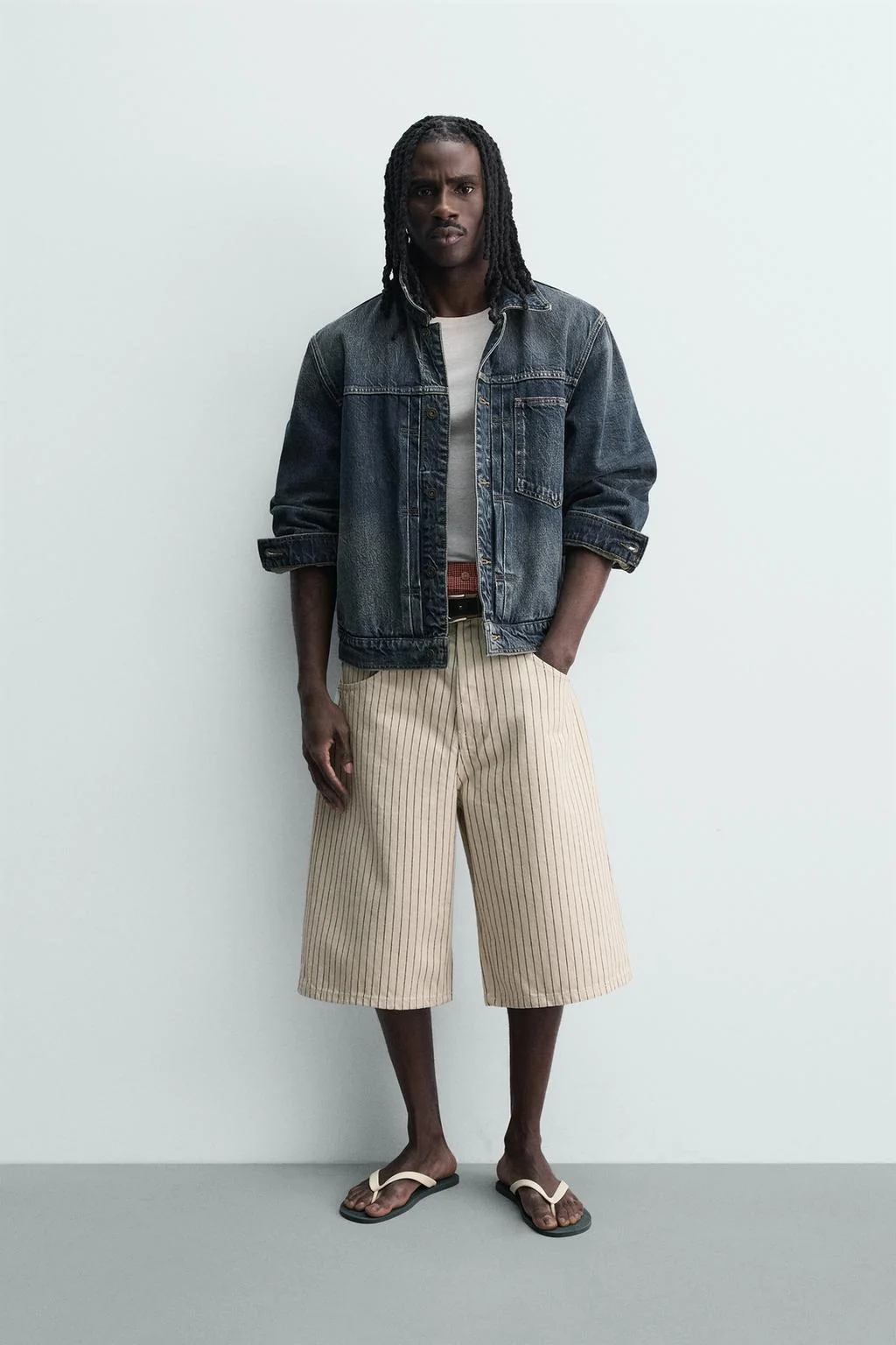 Свободный крой брюк-джоггеров в полоску