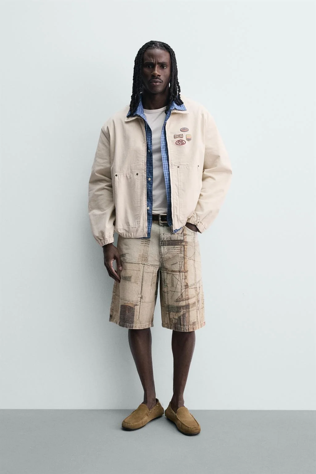 ДЖИНСОВАЯ КУРТКА СВОБОДНОГО КРОЯ С НАКЛЕЙКАМИ