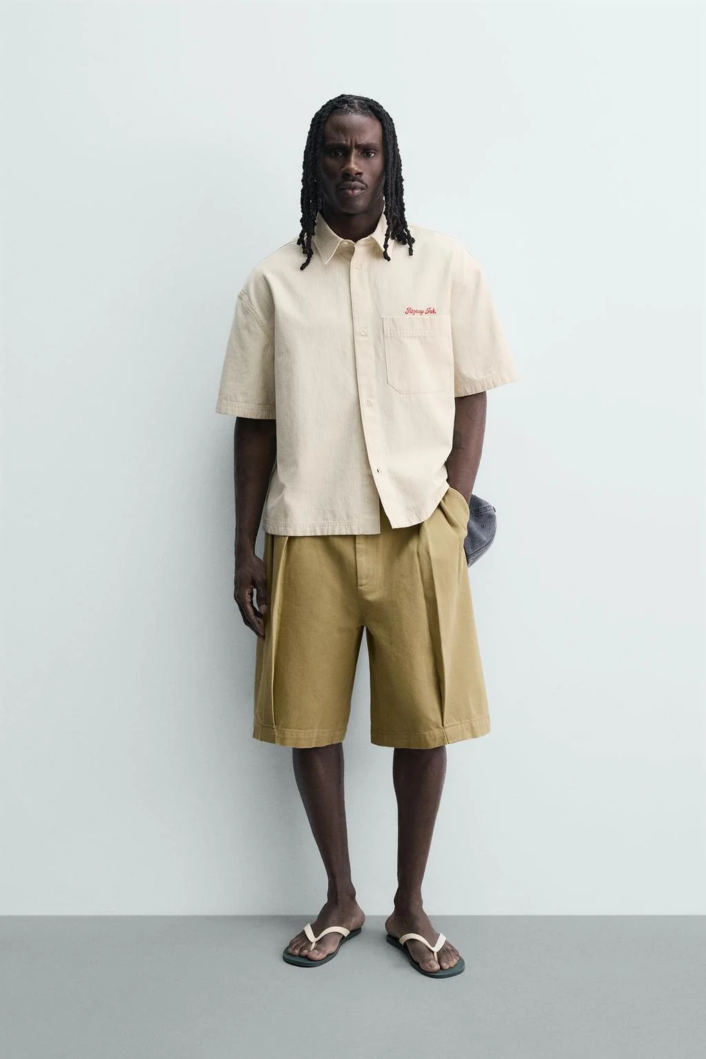 РУБАШКА С ПРОВЕРКОЙ И ВЫШИТЫМ СЛОГАНОМ