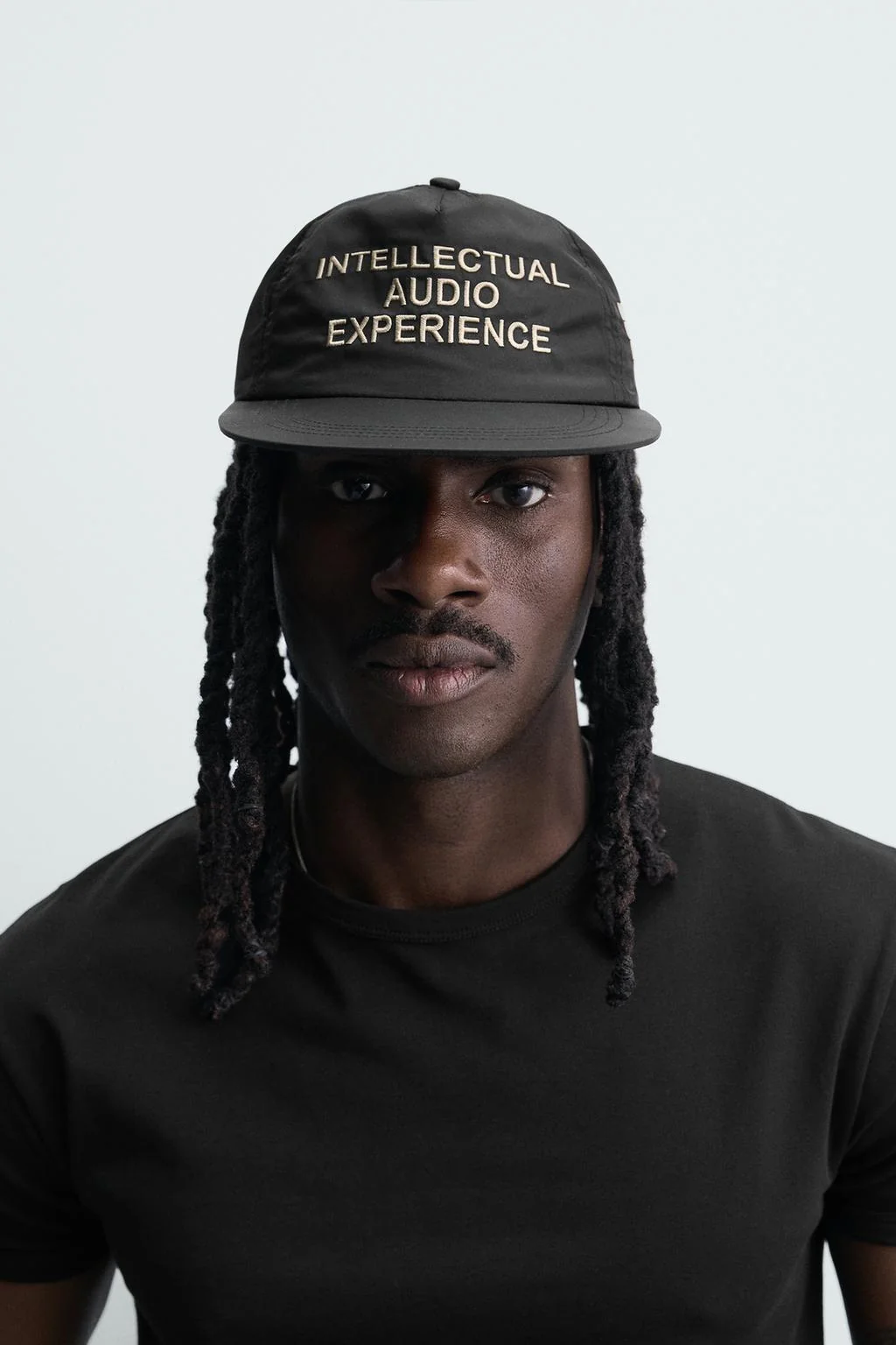 Вышитая бейсболка с плоским козырьком