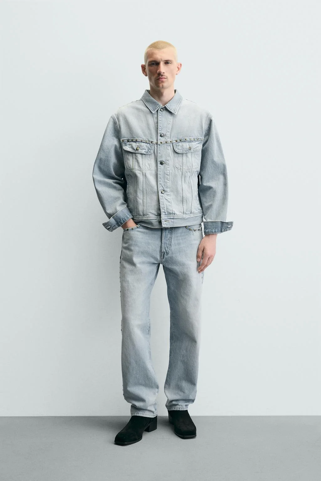 СТРИЖЕНЫЕ ДЖИНСЫ С МЕТАЛЛИЧЕСКИМИ БУСИНАМИ