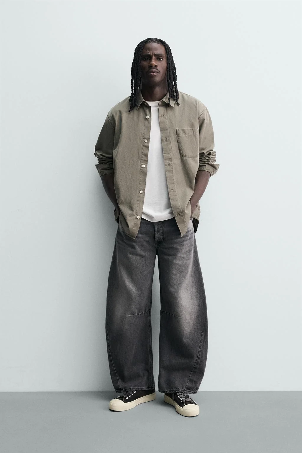 ДЖИНСЫ С РАСШИРЕННЫМИ БЕДРАМИ И СКЛАДКАМИ