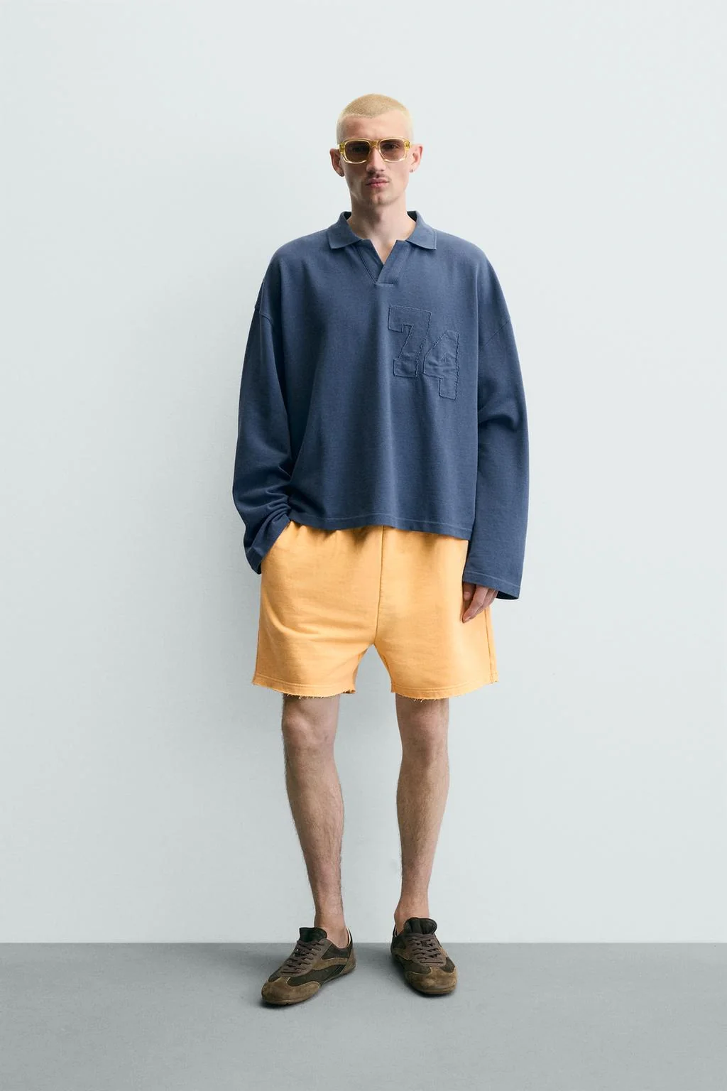 Свободный крой футболка поло с накладным номером из пике