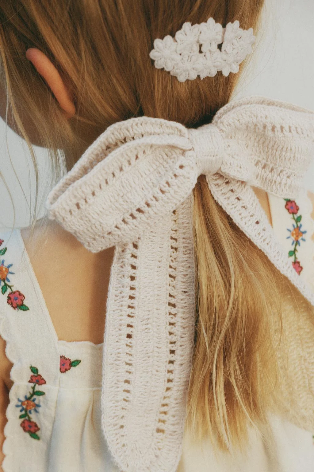 Набор из двух вязаных цветочных заколок