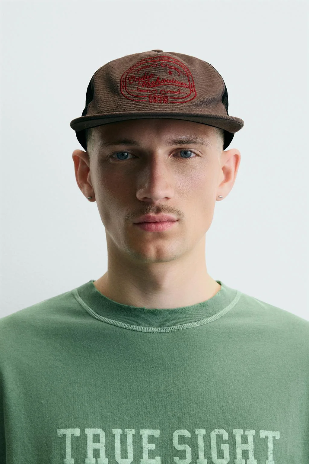 Вышитая бейсболка с плоским козырьком