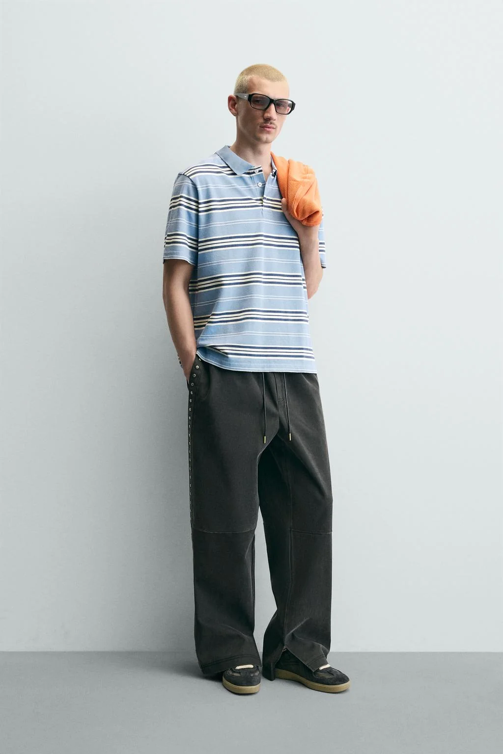 ПОЛО С ВОЛАНОМ С ПОЛОСАТОЙ ТКАНЬЮ СВОБОДНОГО КРОЯ