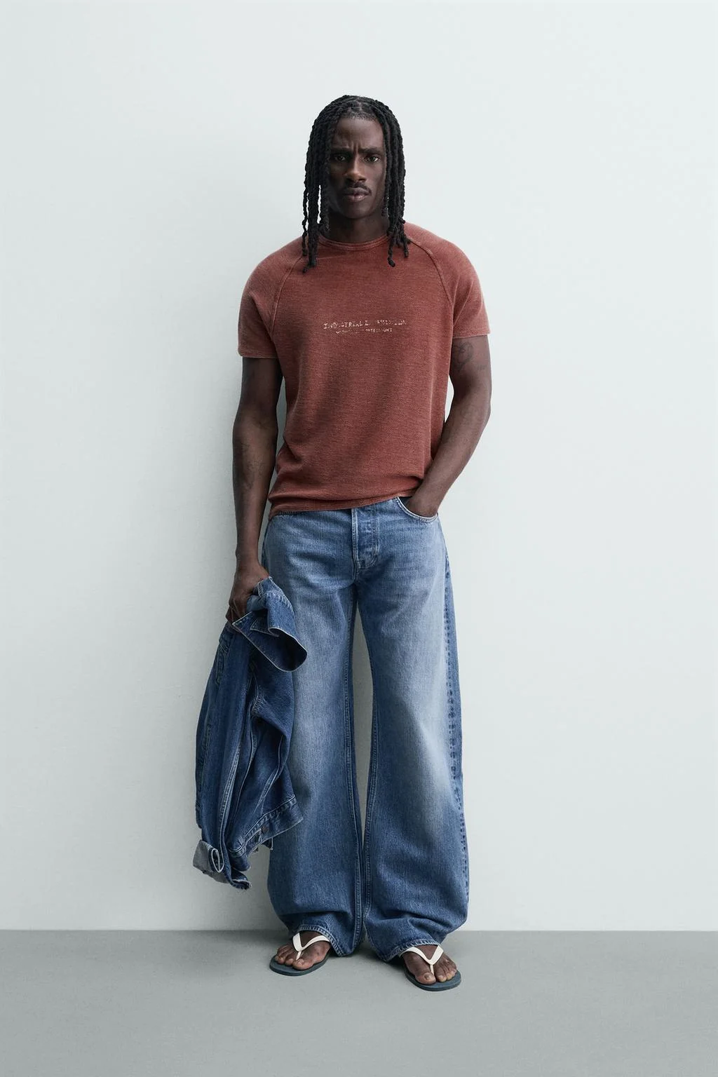 ТРУБЧАТАЯ ФУТБОЛКА С ПЕЧАТЬЮ И ВЫБЛЕКШИМИ ЦВЕТАМИ