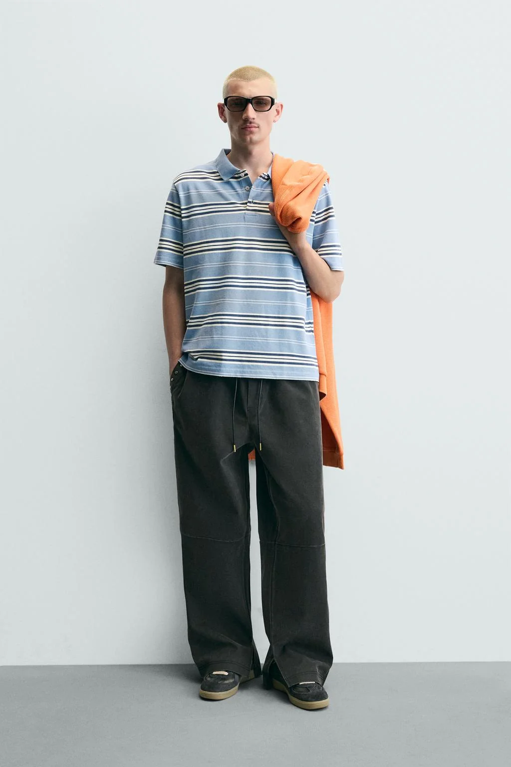 Свободный крой фальшивая кожа брюки с заклепками