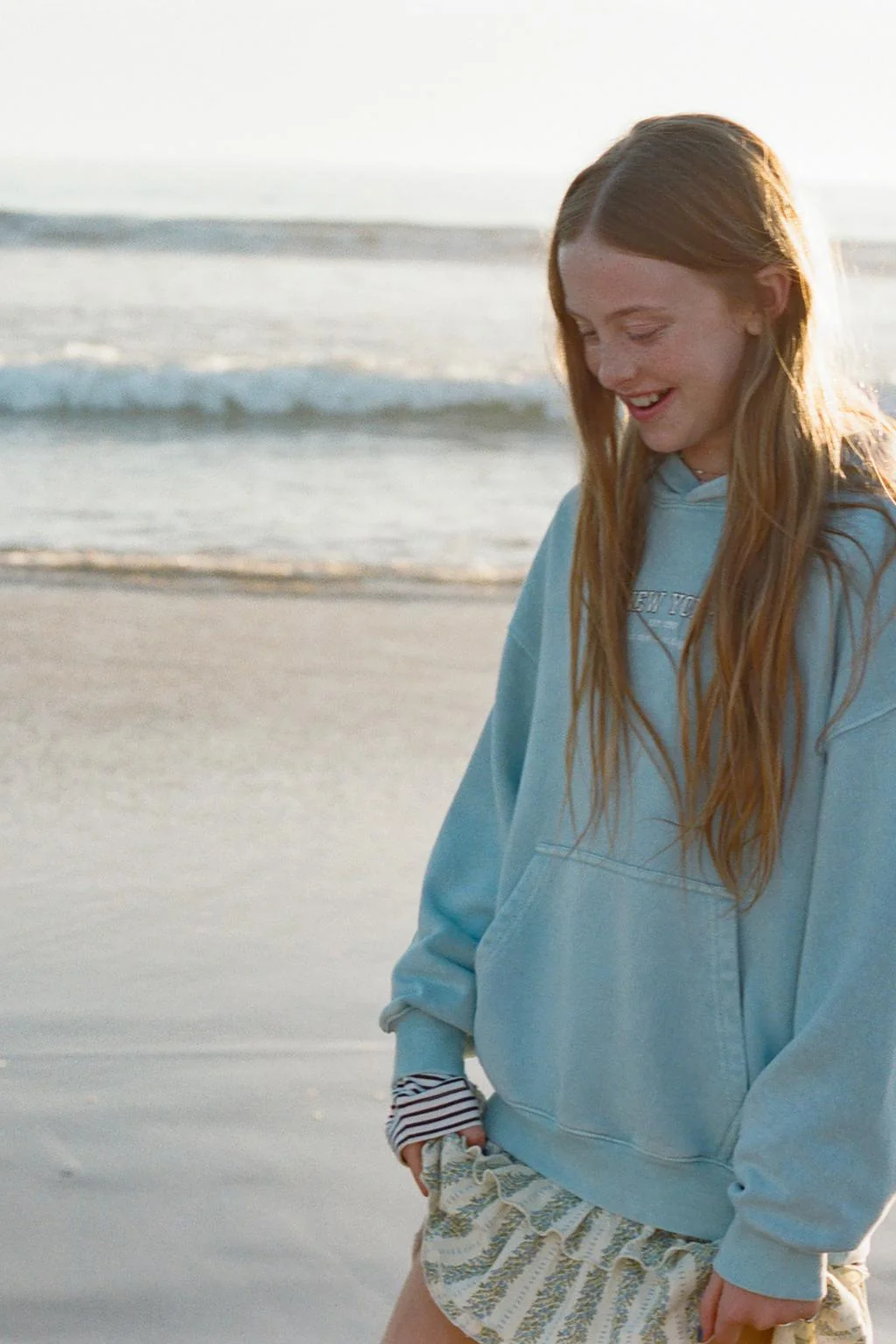 ФУТБОЛКА С КАПЮШОНОМ С ВЫЦВЕТШИМ НАПИСАНИЕМ