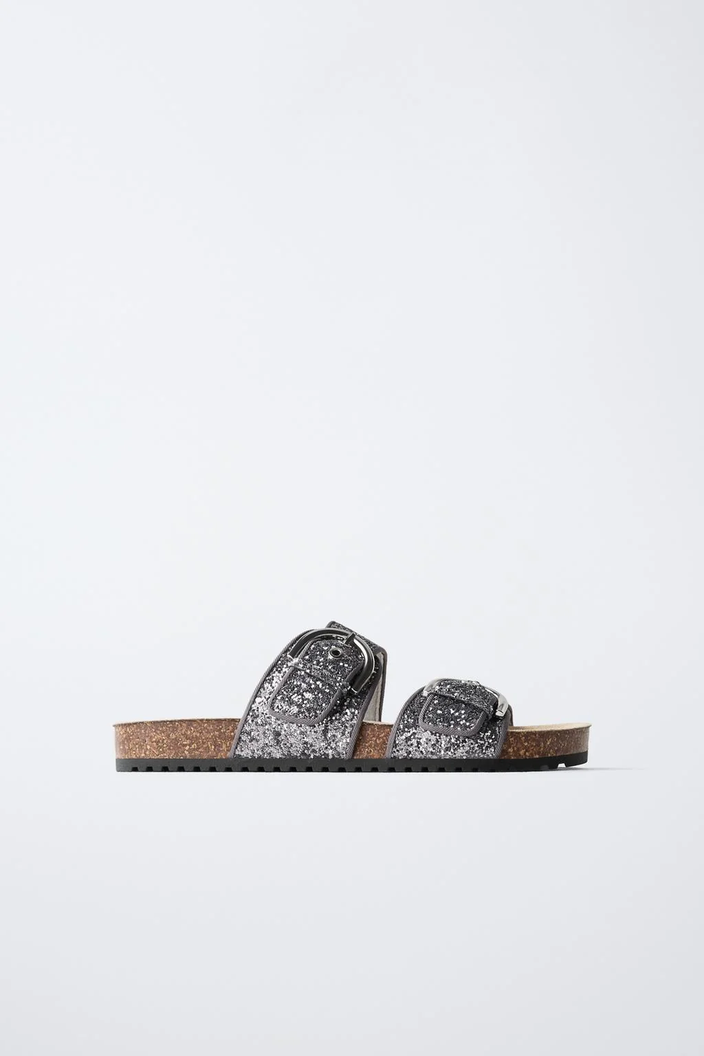 САНДАЛИИ С БЛИСТАЮЩЕЙ ЗАСТЕЖКОЙ