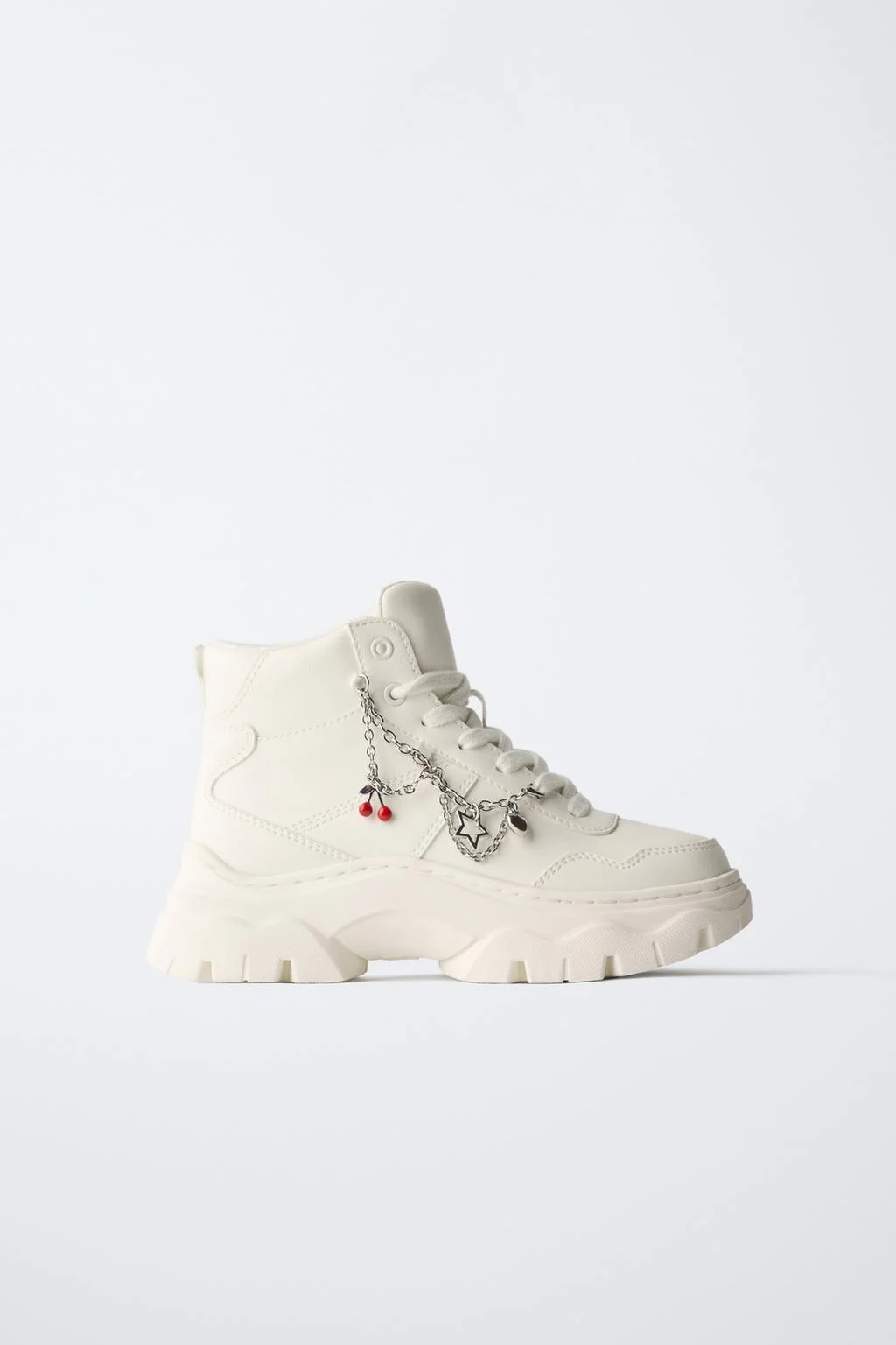 Кроссовки высокие с массивной подошвой и подвесками — Ботинки | кольные ботинки