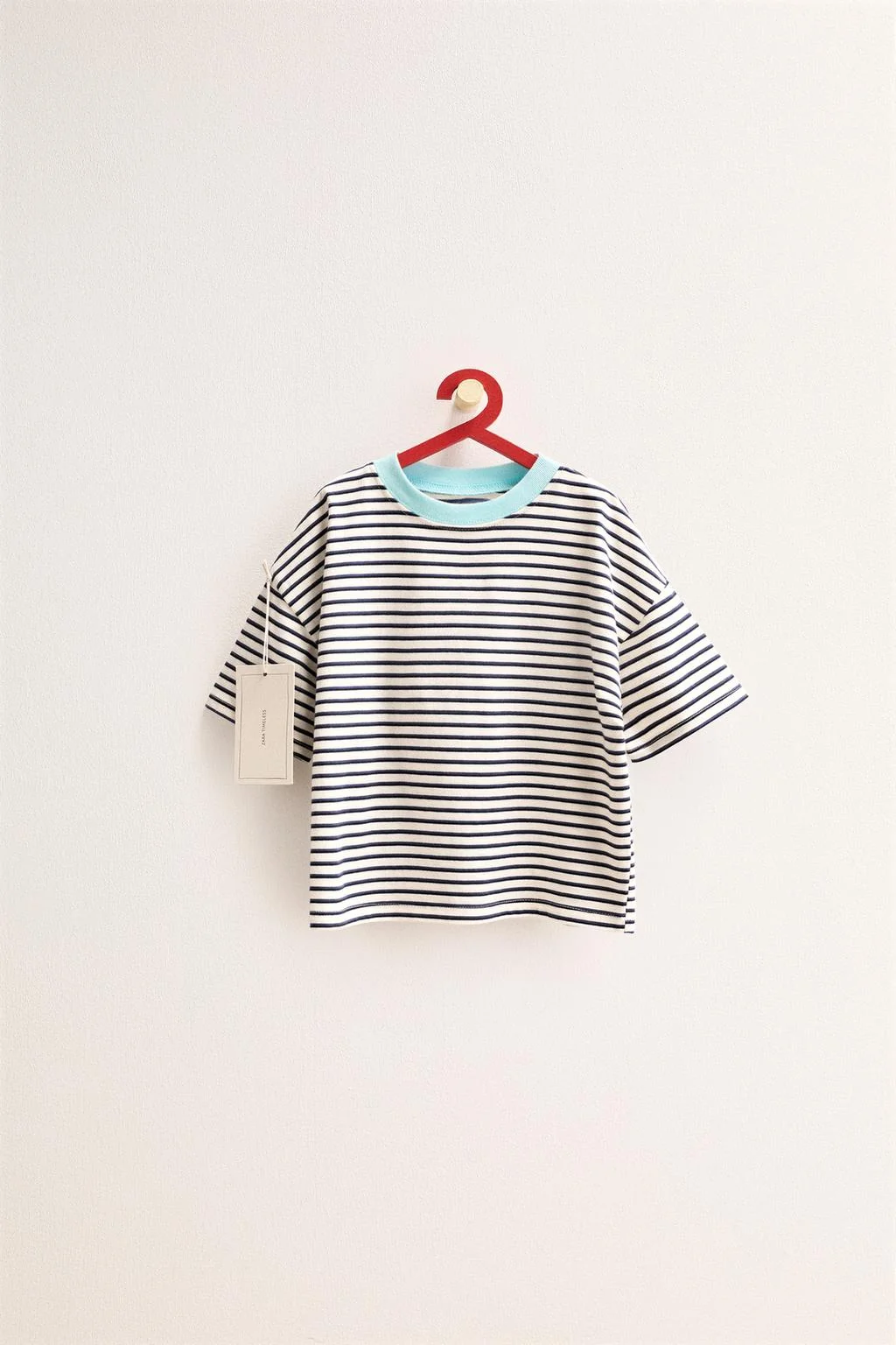 ЗАРА ВЕЧНАЯ КЛАССИКА - ПОЛОСАТАЯ ФУТБОЛКА С КОНТРАСТНЫМ ВЫШЕЙ — Коллекция